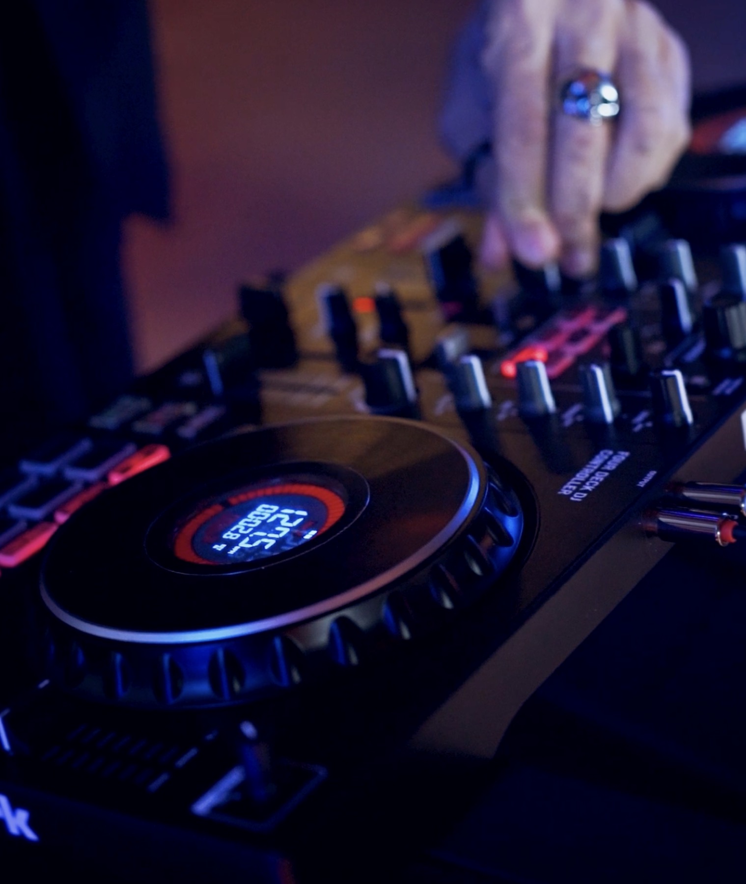 Close up della console DJ con luci blu e rosse