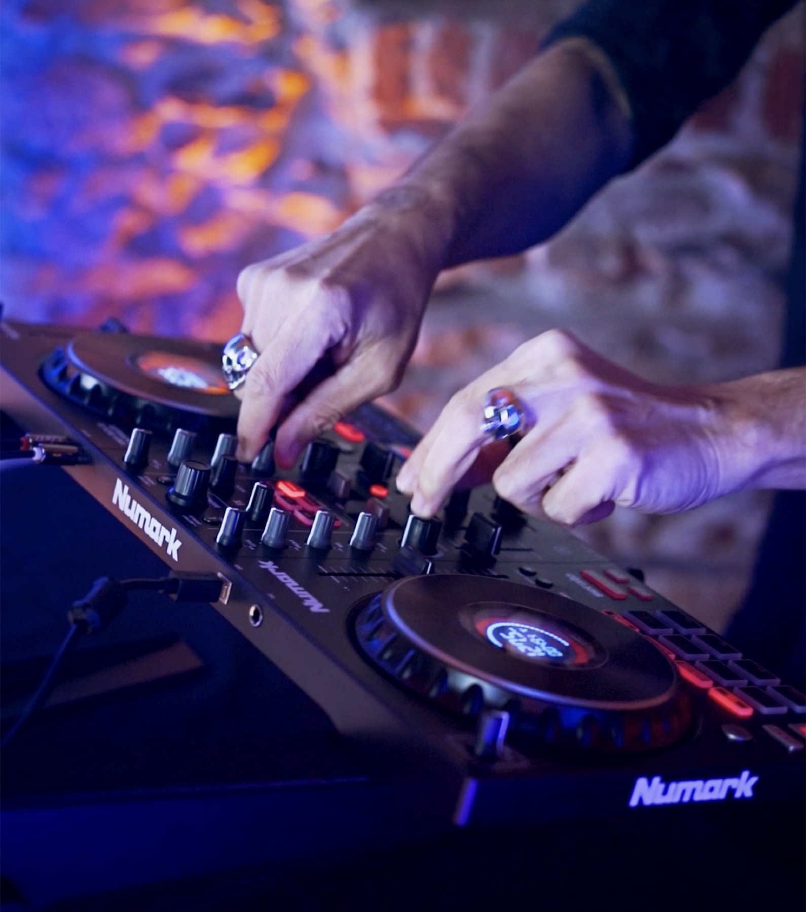 Dettaglio console DJ con mani al mixer